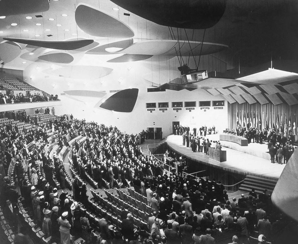 Aula Magna de la Universidad Central de Venezuela, con las Nubes Acústicas de Alexander Calder — X Conferencia Interamericana, Caracas, 1954